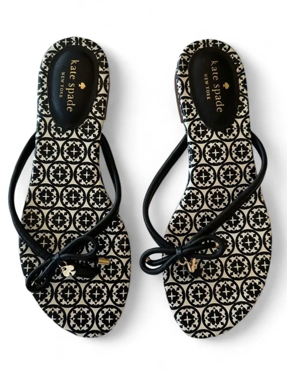 Kate Spade Mystic Bow Sandals 8M Black White Spade Charm NWOB Preppy Neutral